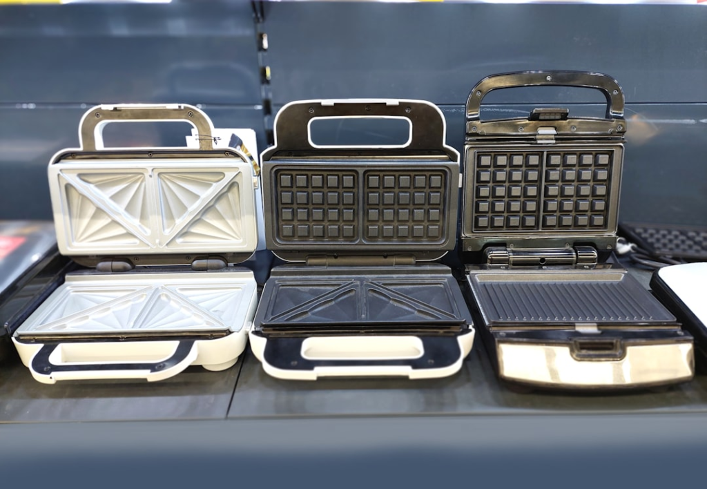 Countertop electric cooking appliance for apartment meals